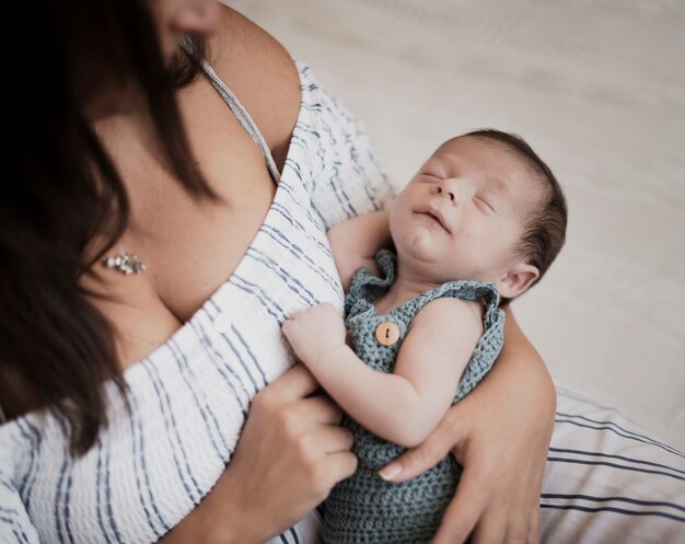 Madre che tiene adorabile bambino appena nato