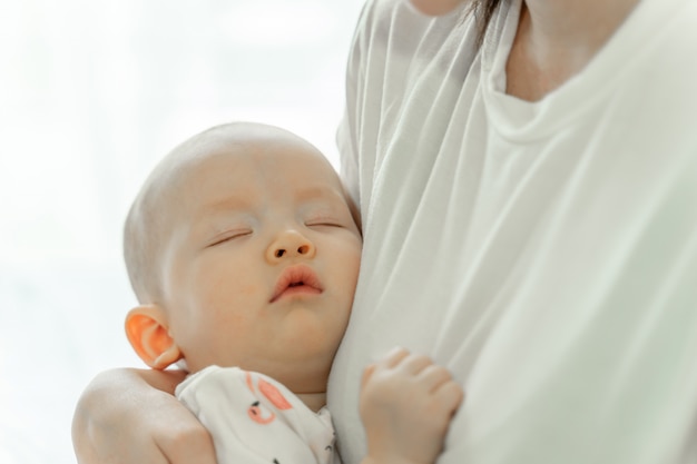 Madre che tiene bambino addormentato