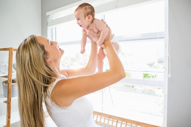 Madre che tiene il suo bambino