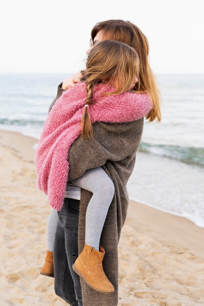 Madre che tiene vista laterale del bambino sveglio