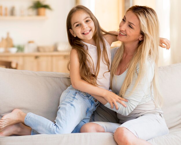 Madre che trascorre del tempo con la bella figlia a casa