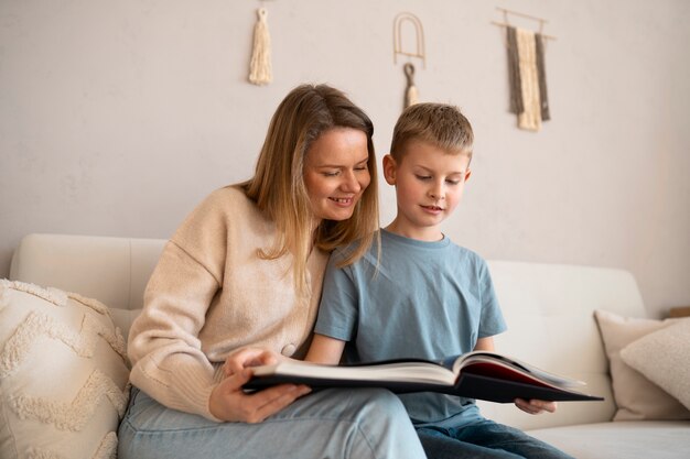 Madre che trascorre del tempo con suo figlio