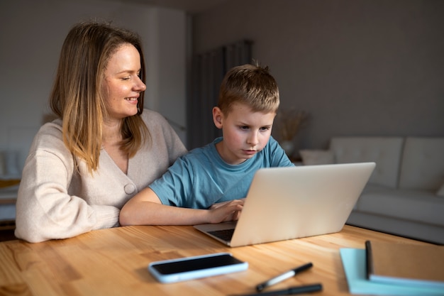 Madre che trascorre del tempo con suo figlio