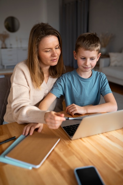 Madre che trascorre del tempo con suo figlio