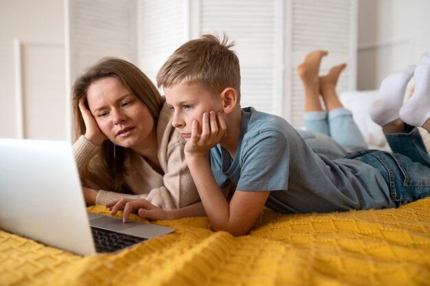 Madre che trascorre del tempo con suo figlio