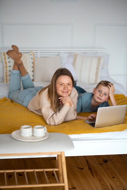 Madre che trascorre del tempo con suo figlio