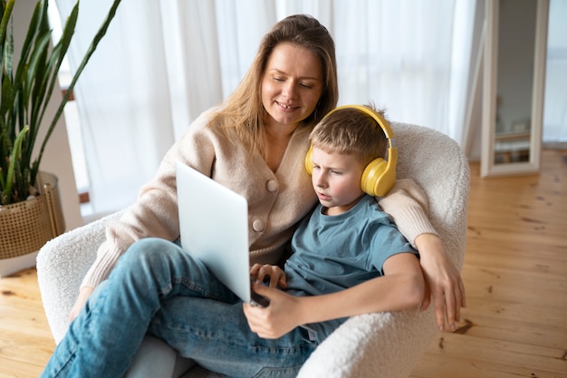 Madre che trascorre del tempo con suo figlio