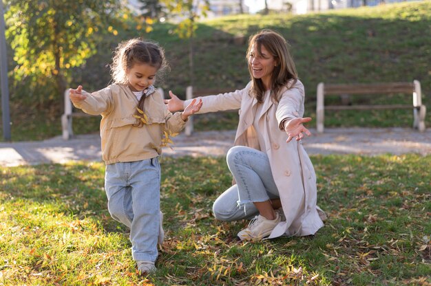 Madre che trascorre del tempo con suo figlio