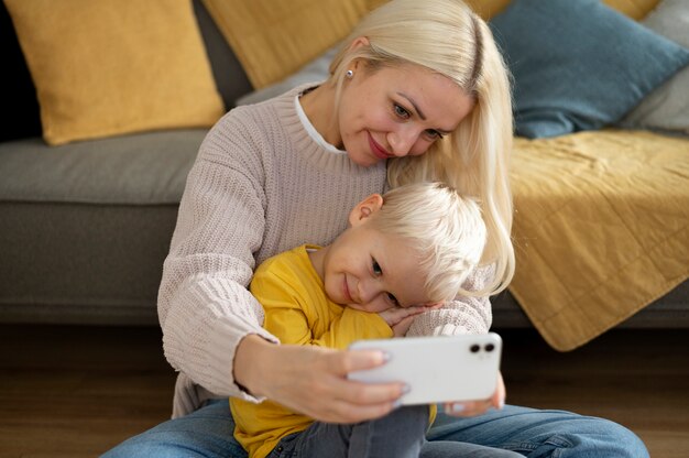 Madre che trascorre del tempo con suo figlio