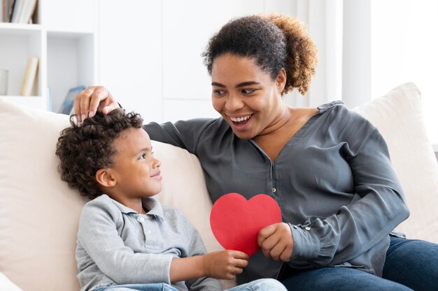 Madre che trascorre del tempo insieme a suo figlio