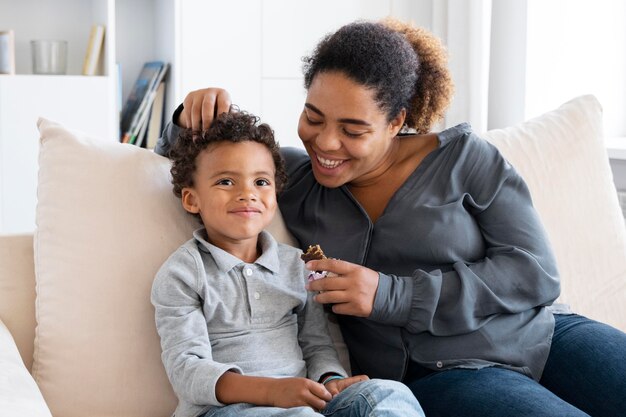 Madre che trascorre del tempo insieme a suo figlio