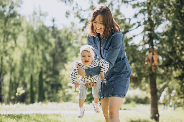 Madre con bambina che gioca nel parco