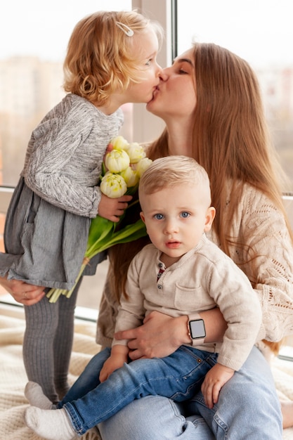 Madre con bambini a letto