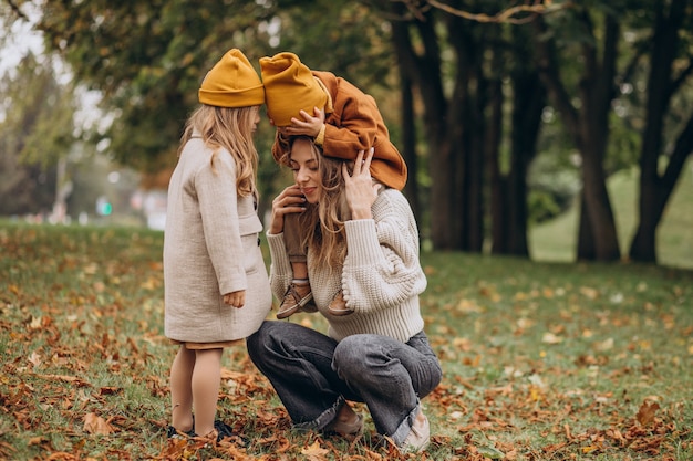 Madre con bambini che si divertono nel parco