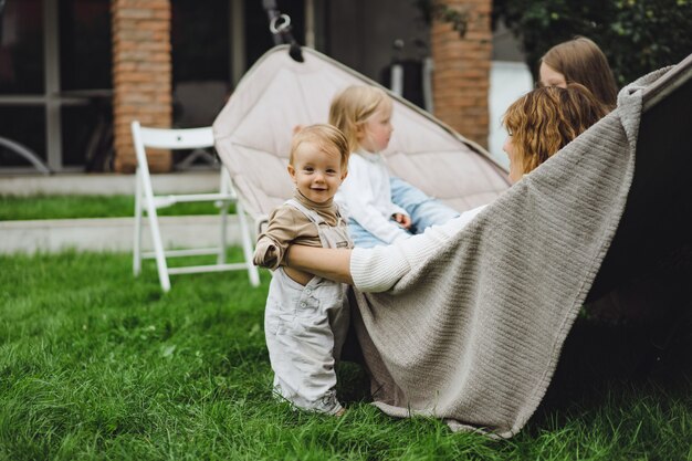 madre con bambini che si divertono su un&#39;amaca. Mamma e bambini su un&#39;amaca