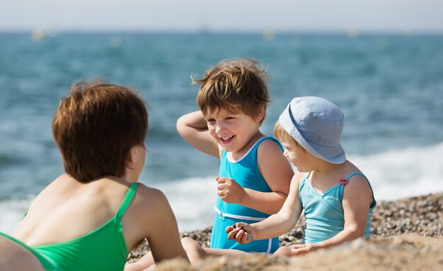 madre con bambini in spiaggia