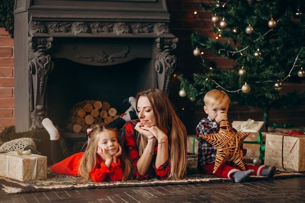 Madre con bambini per albero di Natale