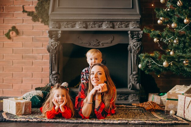 Madre con bambini per albero di Natale