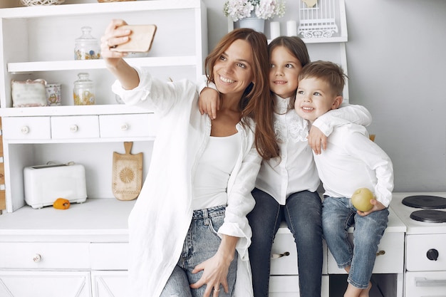 Madre con bambini piccoli che si divertono a casa