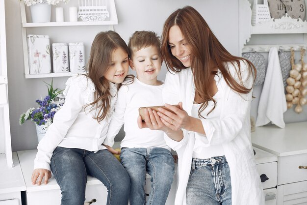 Madre con bambini piccoli che si divertono a casa