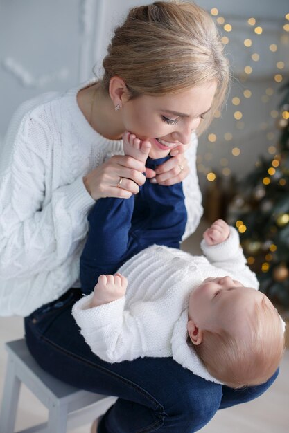 madre con bambino carino al coperto