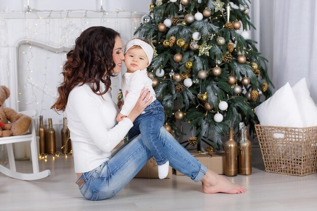 madre con bambino carino al coperto