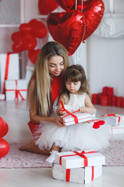 madre con bambino carino al coperto