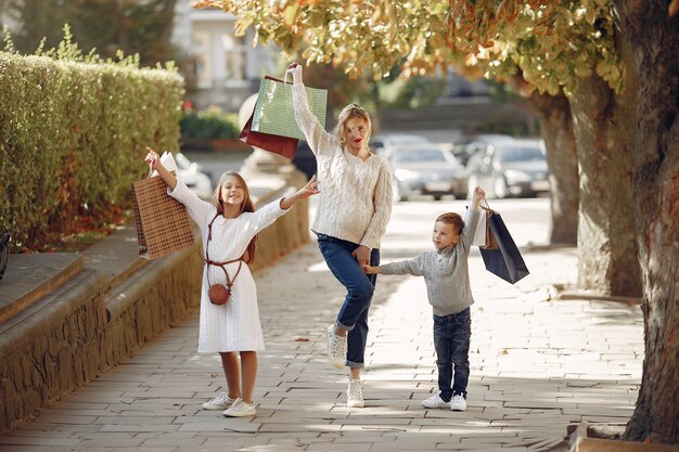 Madre con bambino con la borsa della spesa in una città