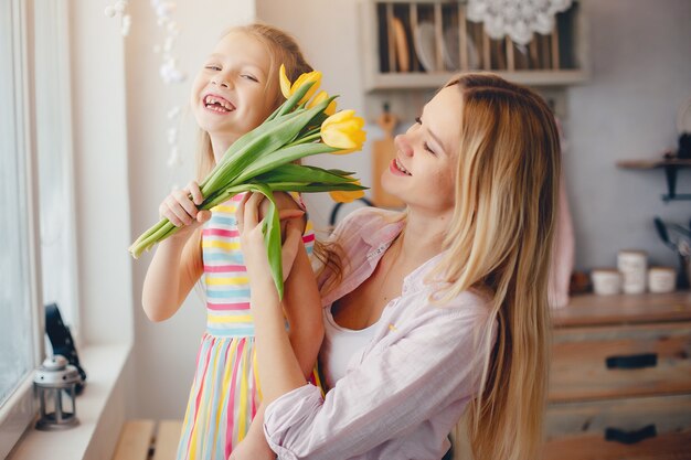 Madre con bambino piccolo a casa