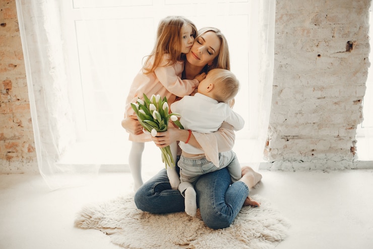 Foto gratuito madre con bambino piccolo a me