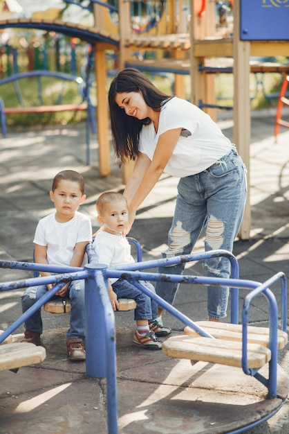 Madre con bambino piccolo in un parco giochi