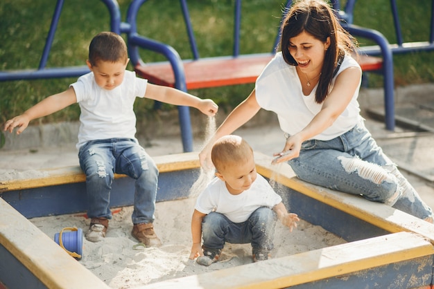 Madre con bambino piccolo in un parco giochi