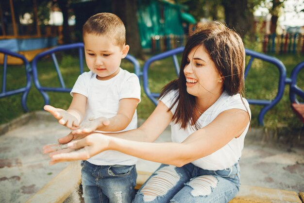 Madre con bambino piccolo in un parco giochi