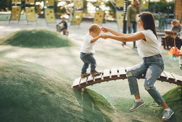 Madre con bambino piccolo in un parco giochi