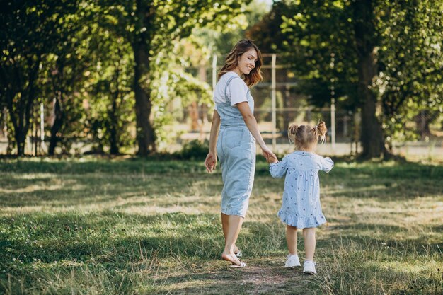 Madre con bambino ragazza divertirsi nel parco