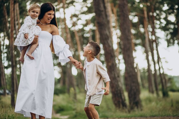 Madre con due bambini nel parco