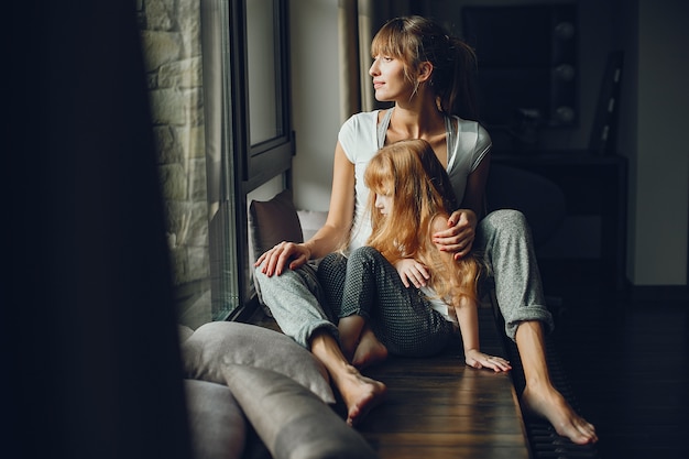 Madre con figlia a casa