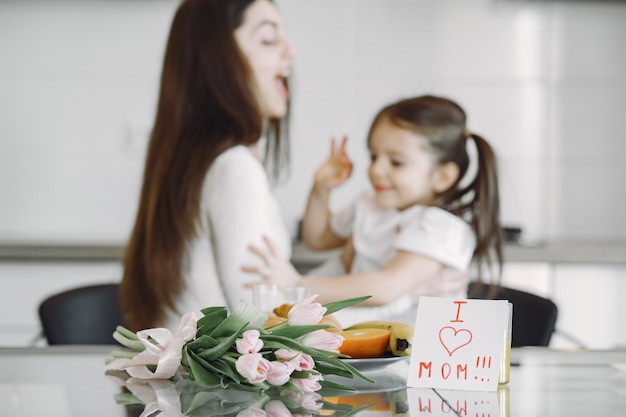 Madre con figlia a casa