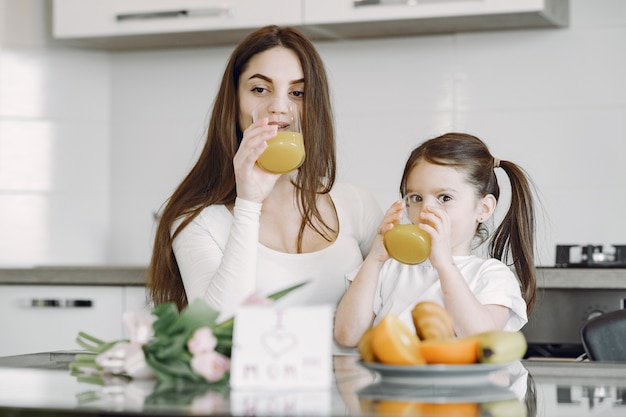 Madre con figlia a casa