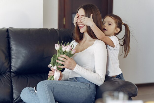 Madre con figlia a casa