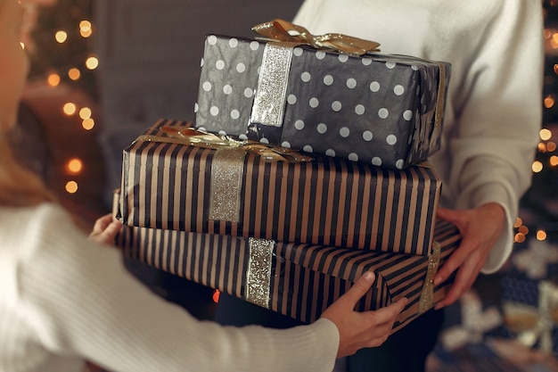 Madre con figlia carina a casa vicino all'albero di Natale