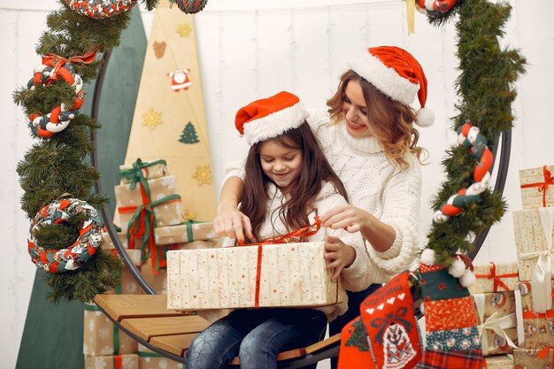 Madre con figlia carina in decorazioni natalizie