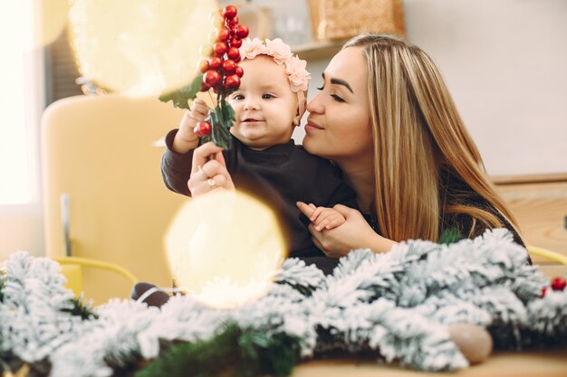 Madre con figlia carina in decorazioni natalizie