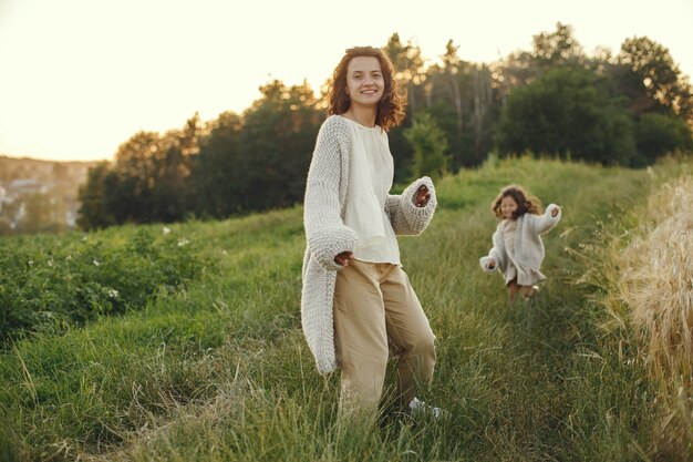 Madre con figlia che gioca in un campo estivo