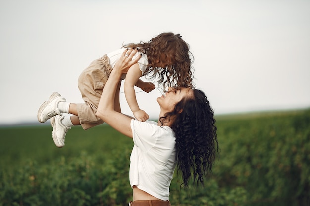 Madre con figlia che gioca in un campo estivo