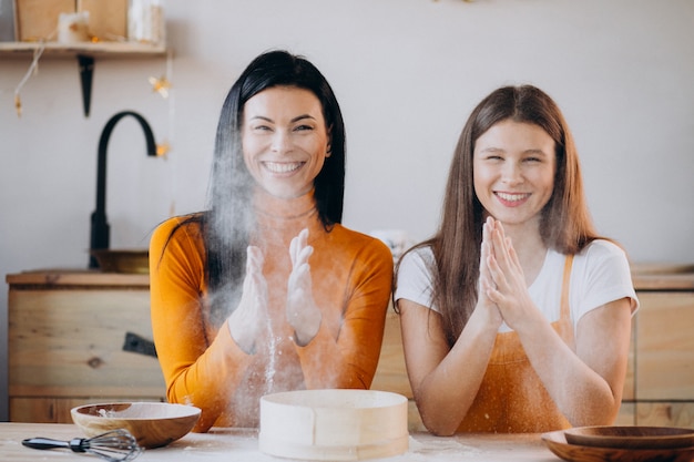 Madre con figlia cottura in cucina