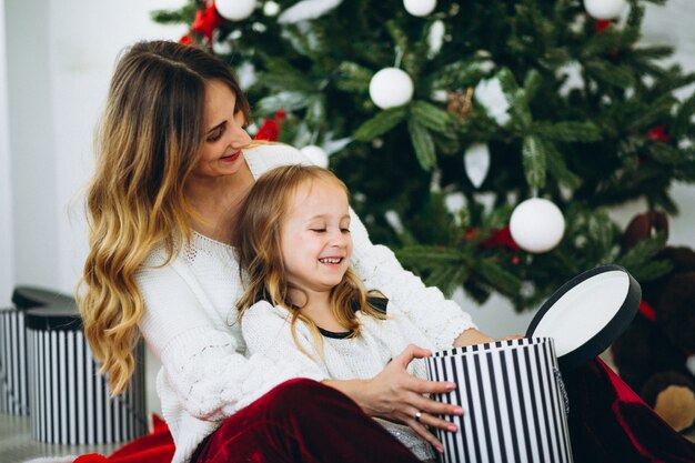 Madre con figlia di albero di Natale