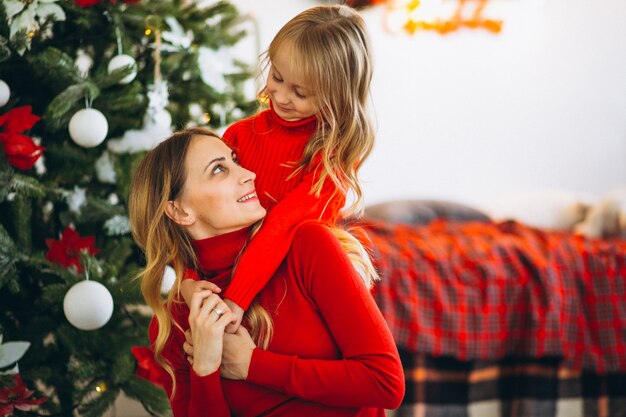 Madre con figlia di albero di Natale