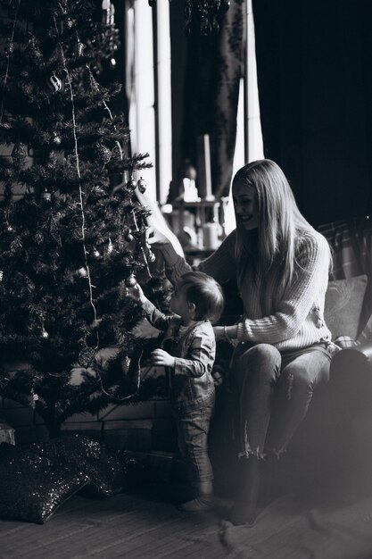 Madre con figlia di albero di Natale