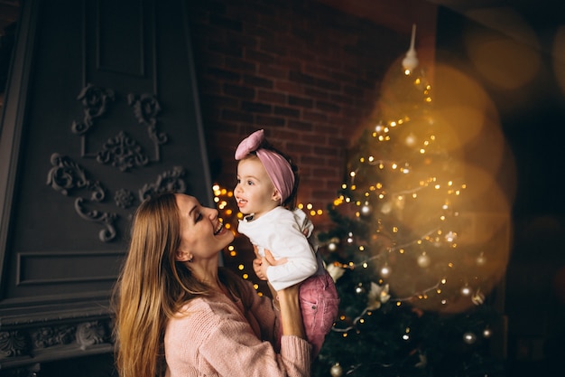 Madre con figlia di albero di Natale